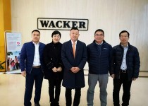 董事長尹國平、董事總經(jīng)理張振豐、副總尹嵐等領(lǐng)導(dǎo)出席瓦克年度總結(jié)會(huì)議